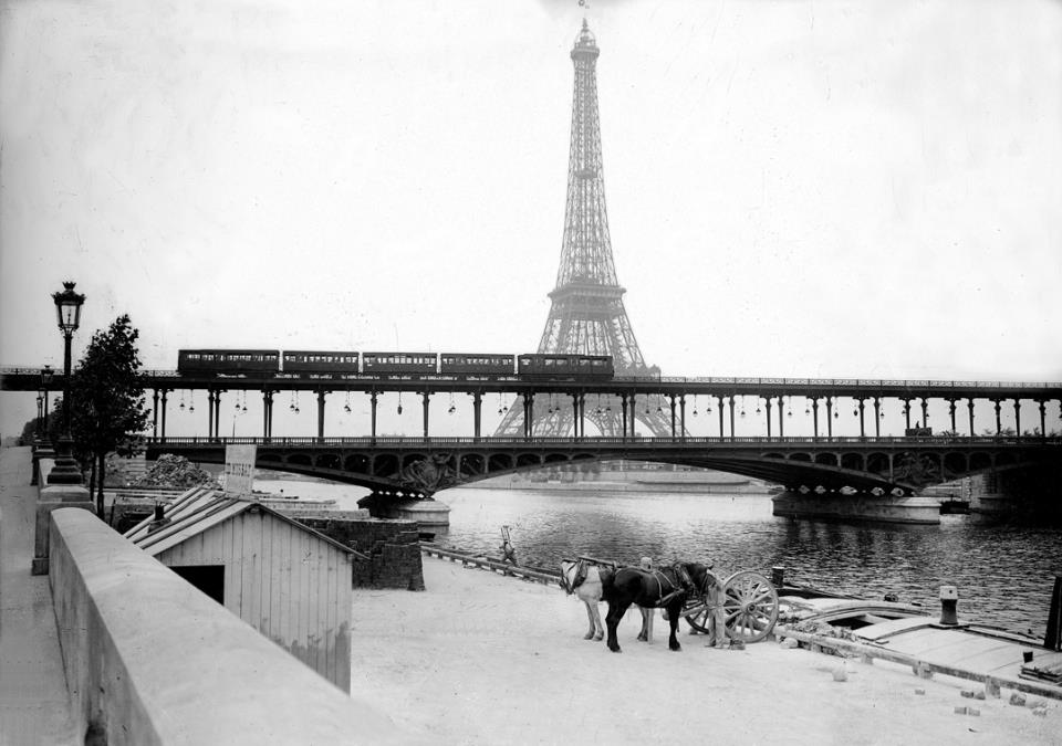 Le long de la Seine, devant le pont de Bir-Hakeim et la tour Eiffel, 1908.jpg