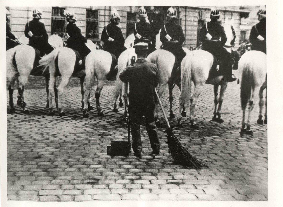 Fotó: Escher Károly: Várakozási állásponton, 1937 © Magyar Fotográfiai Múzeum 