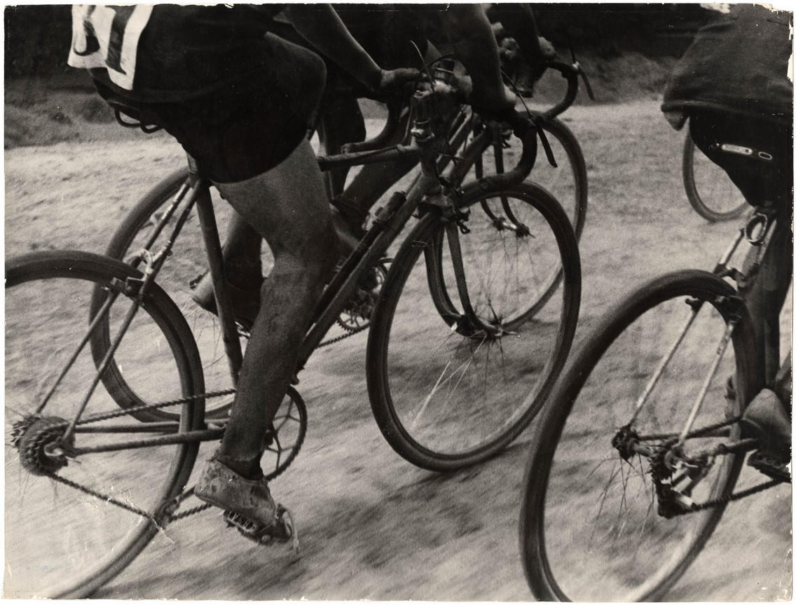 Fotó: Escher Károly: Biciklisek, 1930-as évek © Magyar Fotográfiai Múzeum 