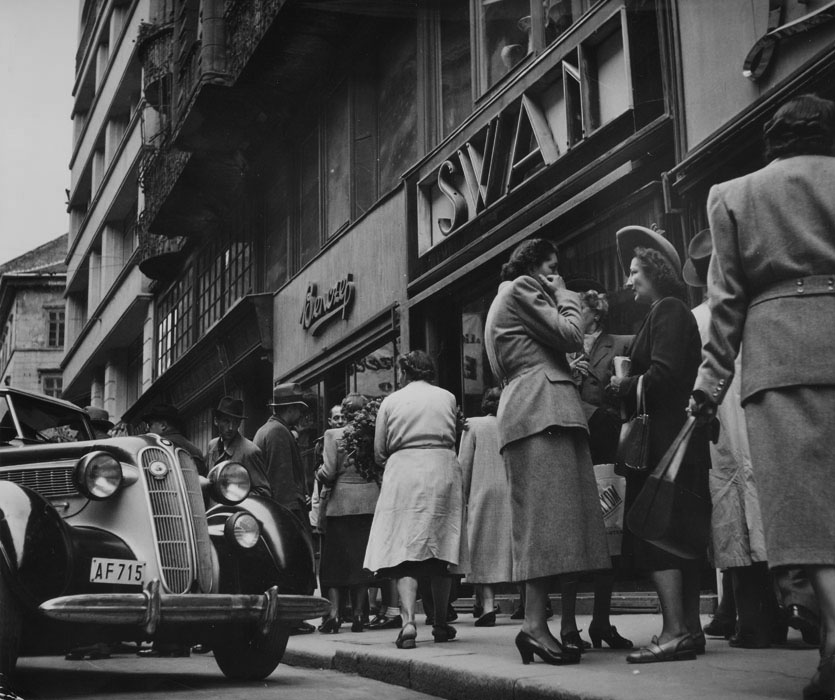 Fotó: Robert Capa: Élet a budapesti utcán 1948-ban © Robert Capa © International Center of Photography, New York. Magyar Nemzeti Múzeum gyűjteménye