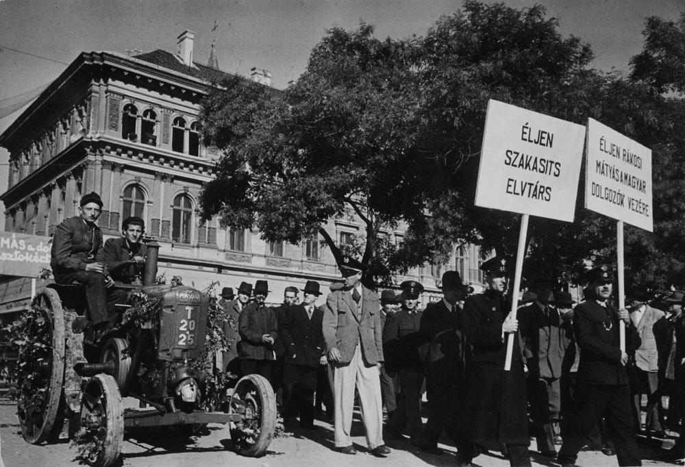 Fotó: Robert Capa: Felvonulók Budapesten 1948-ban © Robert Capa © International Center of Photography, New York. Magyar Nemzeti Múzeum gyűjteménye