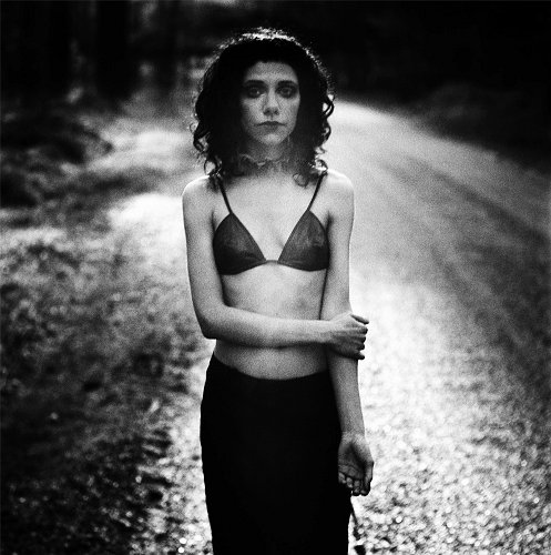 Fotó: Anton Corbijn: Polly Harvey, New Forest, 1998 © Anton Corbijn