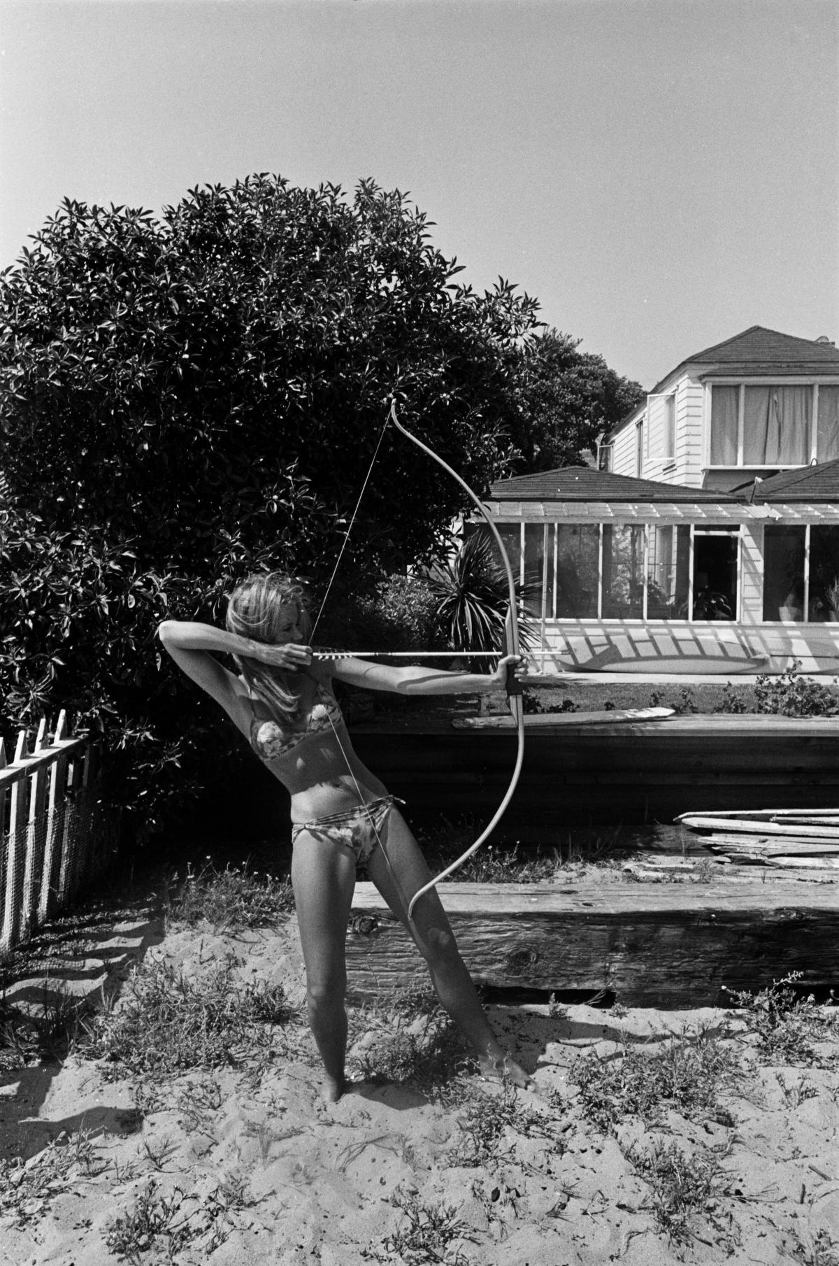 Fotó: Dennis Hopper: Jane Fonda (with bow and arrow), 1965 © The Dennis Hopper Trust