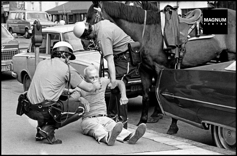 Fotó: Leonard Freed: Részlet a Police Work című sorozatból, New York City. 1972 © Leonard Freed/Magnum Photos