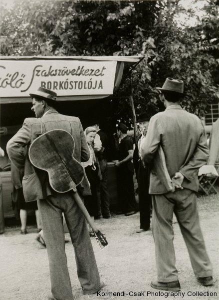 Fotó: Friedmann Endre: Vásárban, 1958 © Friedmann Endre / Körmendi-Csák 20. századi Magyar Fotóművészeti Gyűjtemény