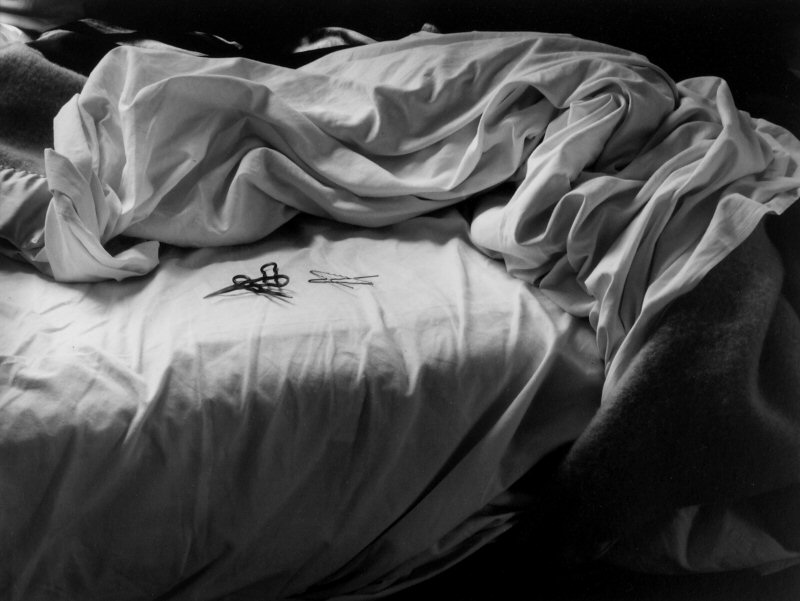 Fotó: Imogen Cunningham: Bevetetlen ágy, 1957<br /><br />