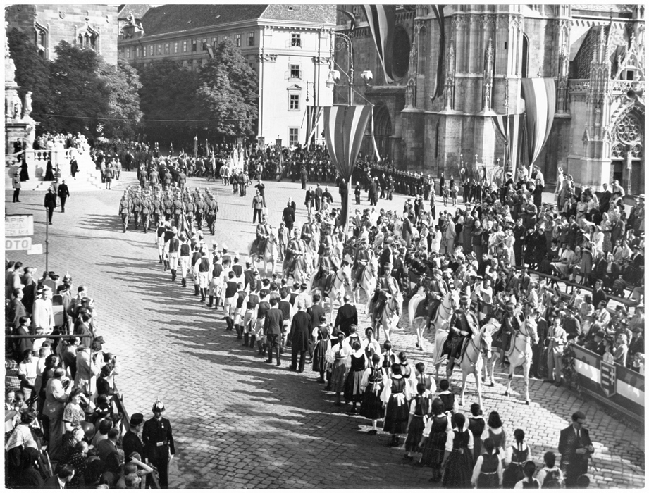 Fotó: Járai Rudolf: Szent István napi körmenet a Szentháromság téren, 1939  © Magyar Fotográfiai Múzeum