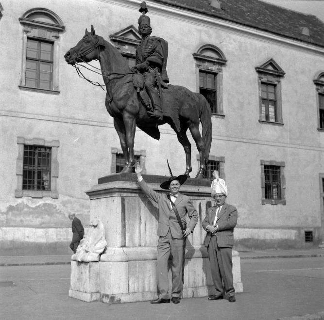 Fotó: Kotnyek Antal: Budapest,  Úri utca - Szentháromság utca sarok. Csákányi László és Rátonyi Róbert színművészek Hadik András lovasszobránál, 1962 © Kotnyek Antal/Fortepan.hu