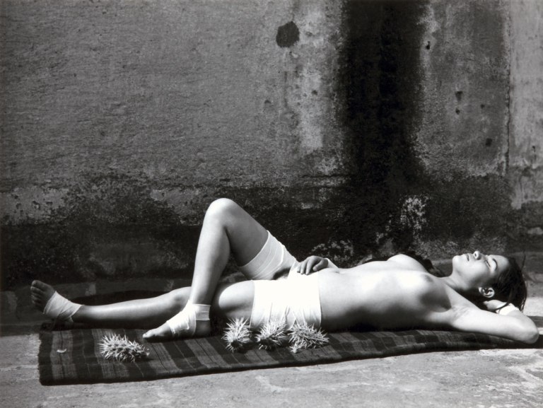 Fotó: Manuel Álvarez Bravo: The Good Reputation Sleeping (La buena fama durmiendo / La Bonne Renommée endormie), 1938 © Colette Urbajtel / Archivo Manuel Álvarez Bravo, s.c.