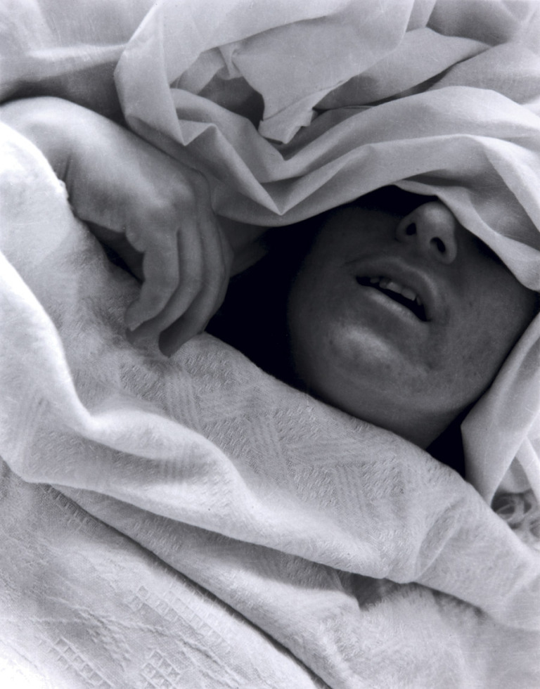 Fotó: Manuel Álvarez Bravo: Ways to Sleep (De las maneras de dormir / Des manières de dormir), c. 1940 © Colette Urbajtel / Archivo Manuel Álvarez Bravo, s.c.