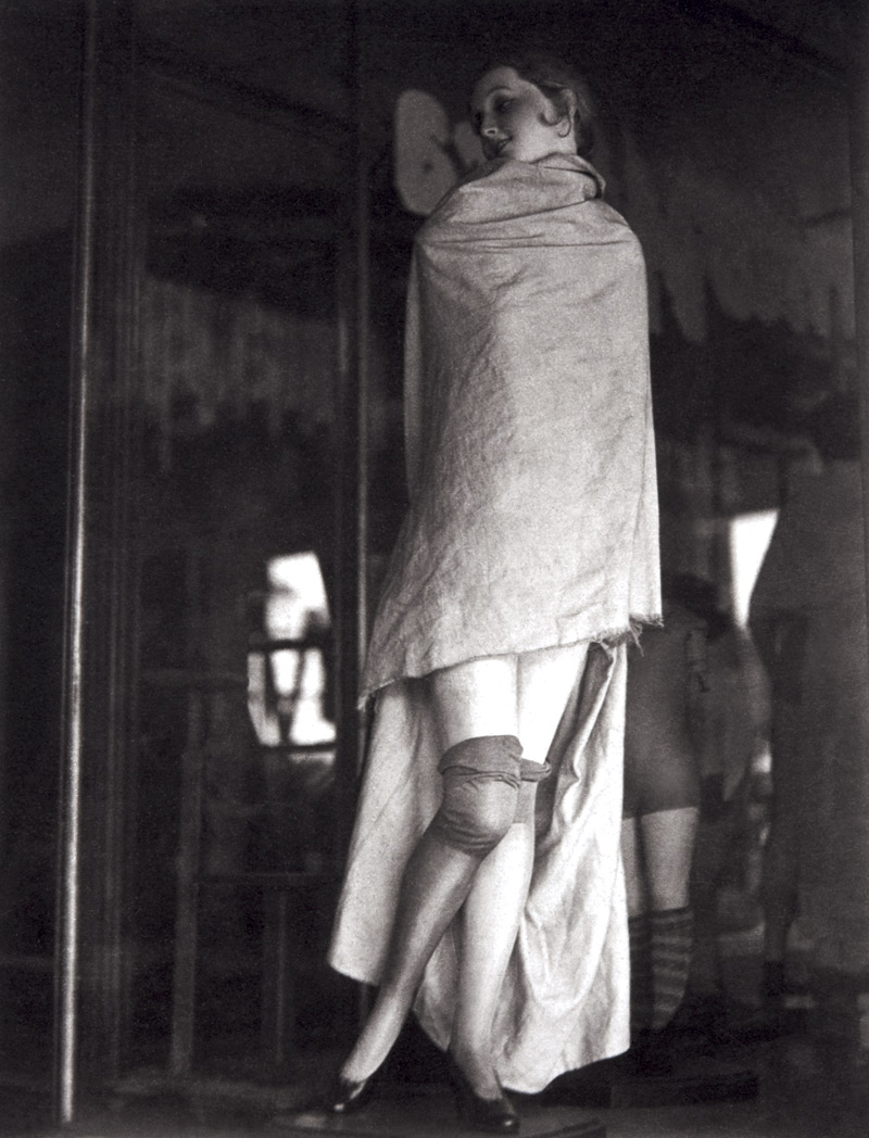 Fotó: Manuel Álvarez Bravo:  Covered Mannequin (Maniquí tapado / Mannequin couvert), 1931 © Colette Urbajtel / Archivo Manuel Álvarez Bravo, s.c.