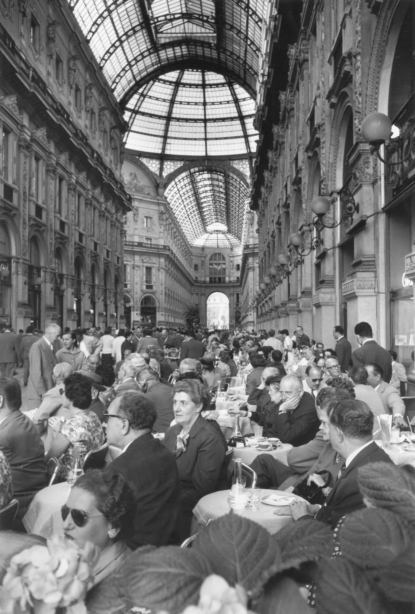 Fotó: Mario de Biasi: Galleria Vittorio Emanuele II, Milano, 1957 © Mario de Biasi/Mondadori Portfolio