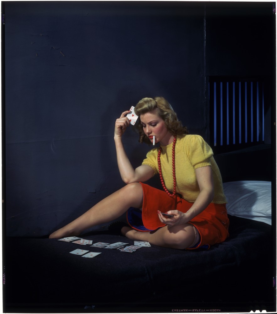 Fotó: Muray Miklós: Pasziánszozó nő a börtönben, 1950 körül © Nickolas Muray