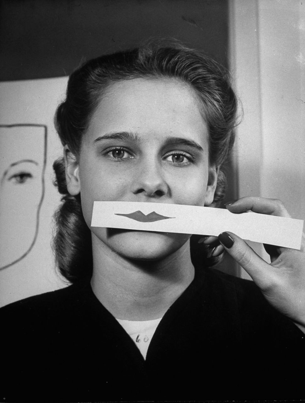 Fotó: Nina Leen: Fiatal lány rúzsmintát próbál, 1945 © Nina Leen/Life Magazine