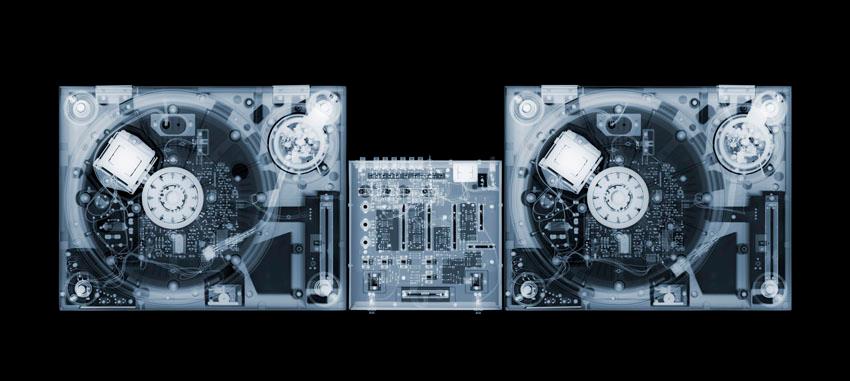 Fotó: Nick Veasey: Decks, C-Type Print mounted on Plexi, 2010 © Nick Veasey