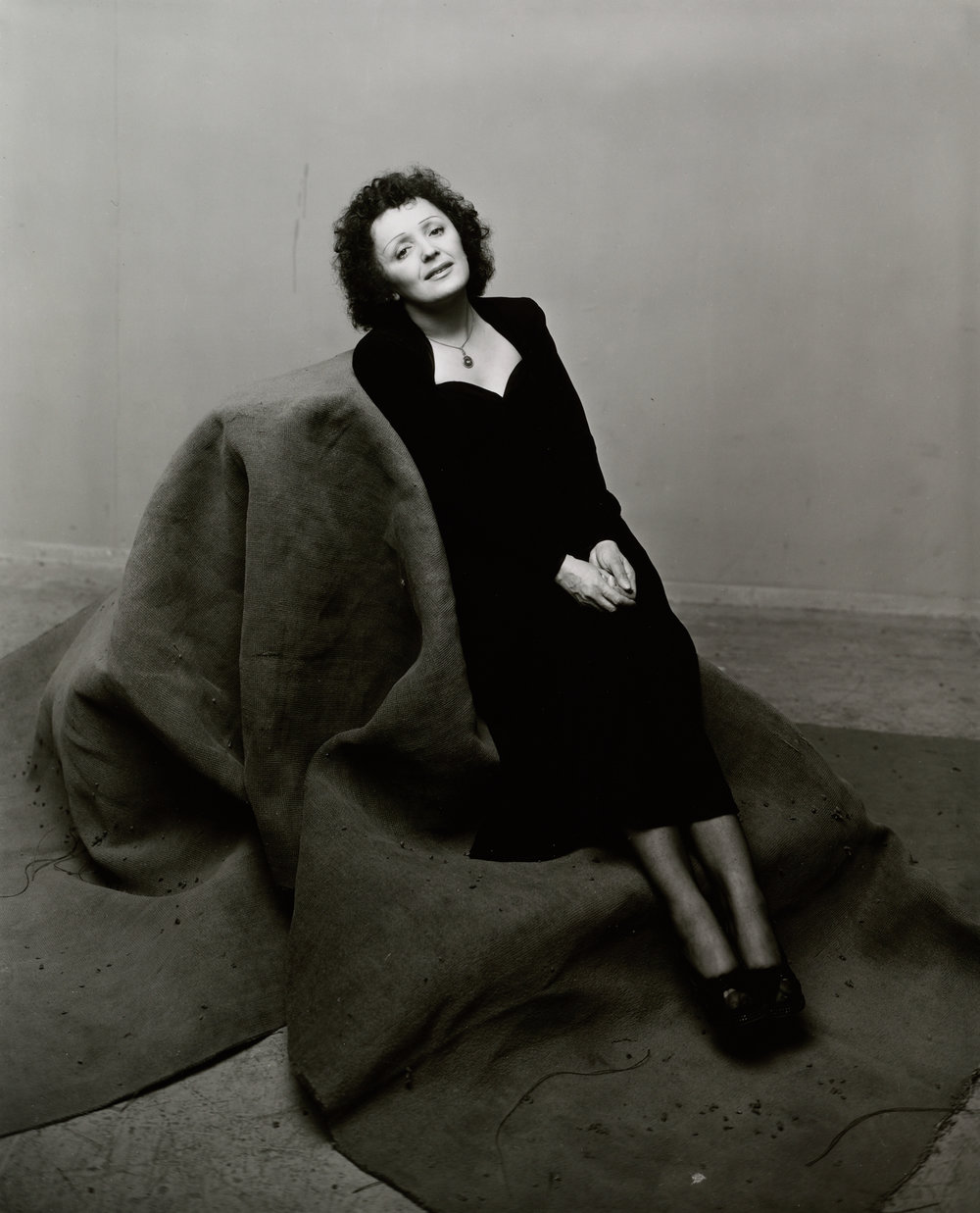 Fotó: Irving Penn: Édith Piaf (1 of 3), New York, 1948, Gelatin silver print © The Irving Penn Foundation