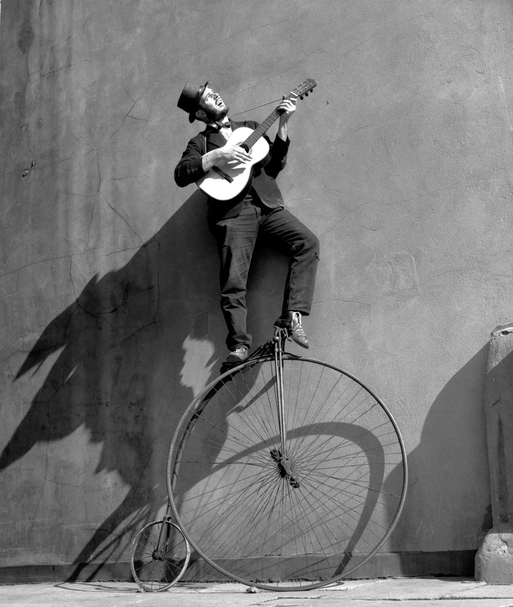 Fotó: Ken Russell: Troubadour: the Penny Farthing Bicycle, 1956 © Ken Russell/TopFoto