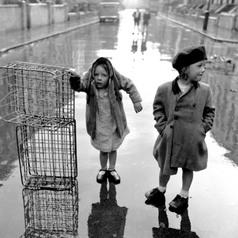 Fotó: Ken Russell: Árvák a viharban, Portobello Road, 1954 © Ken Russell/TopFoto