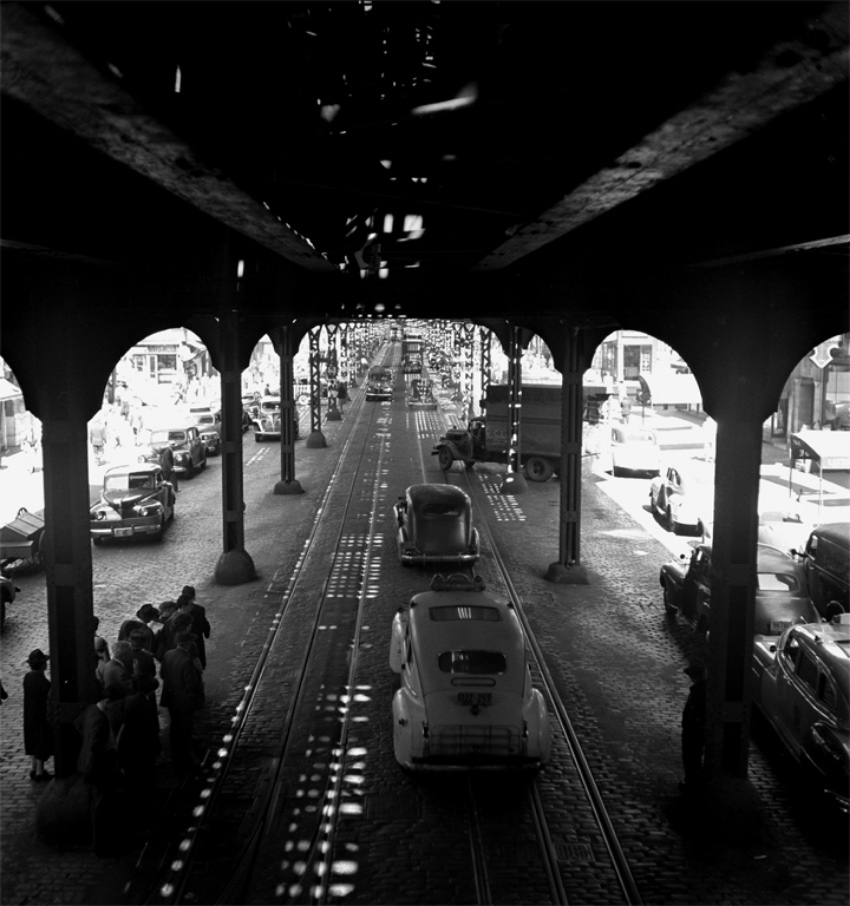 Fotó: Fred Stein: A magasvasút alatt, New York, 1949 © Fred Stein Archive