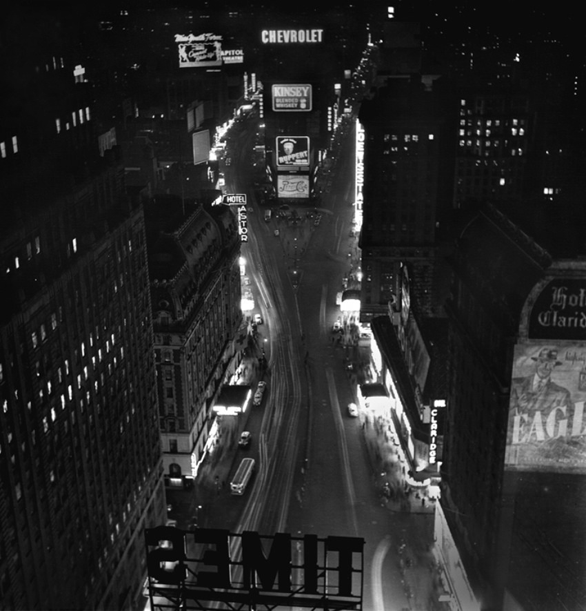 Fotó: Fred Stein: Este a Times Square-en, New York, 1947  © Fred Stein Archive
