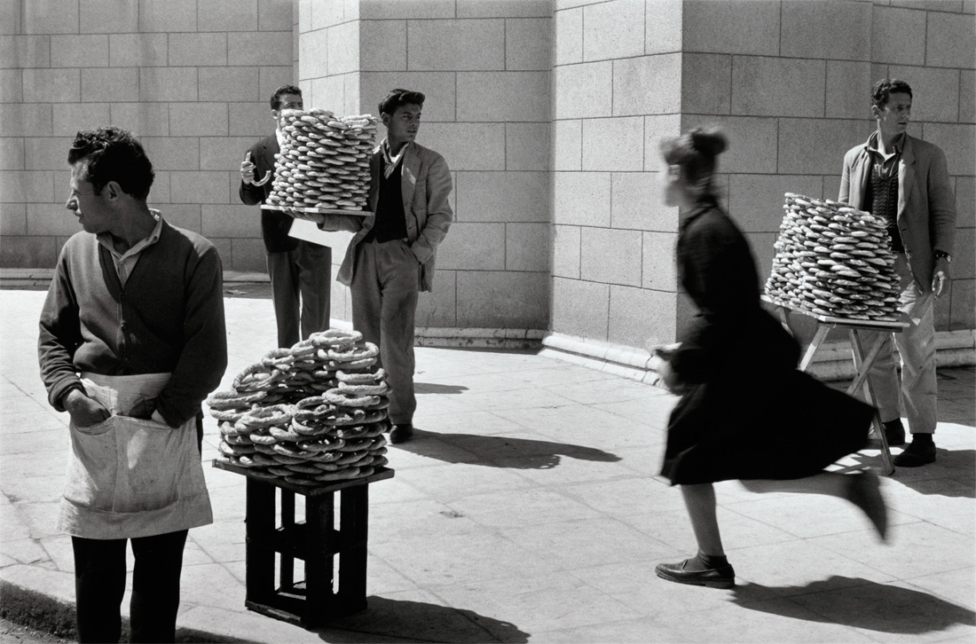Fotó: Sabine Weiss<br />Vendeurs de pain, Athènes [Sellers of bread, Athens]<br />Grèce, 1958<br />Silver gelatin print<br />© Sabine Weiss