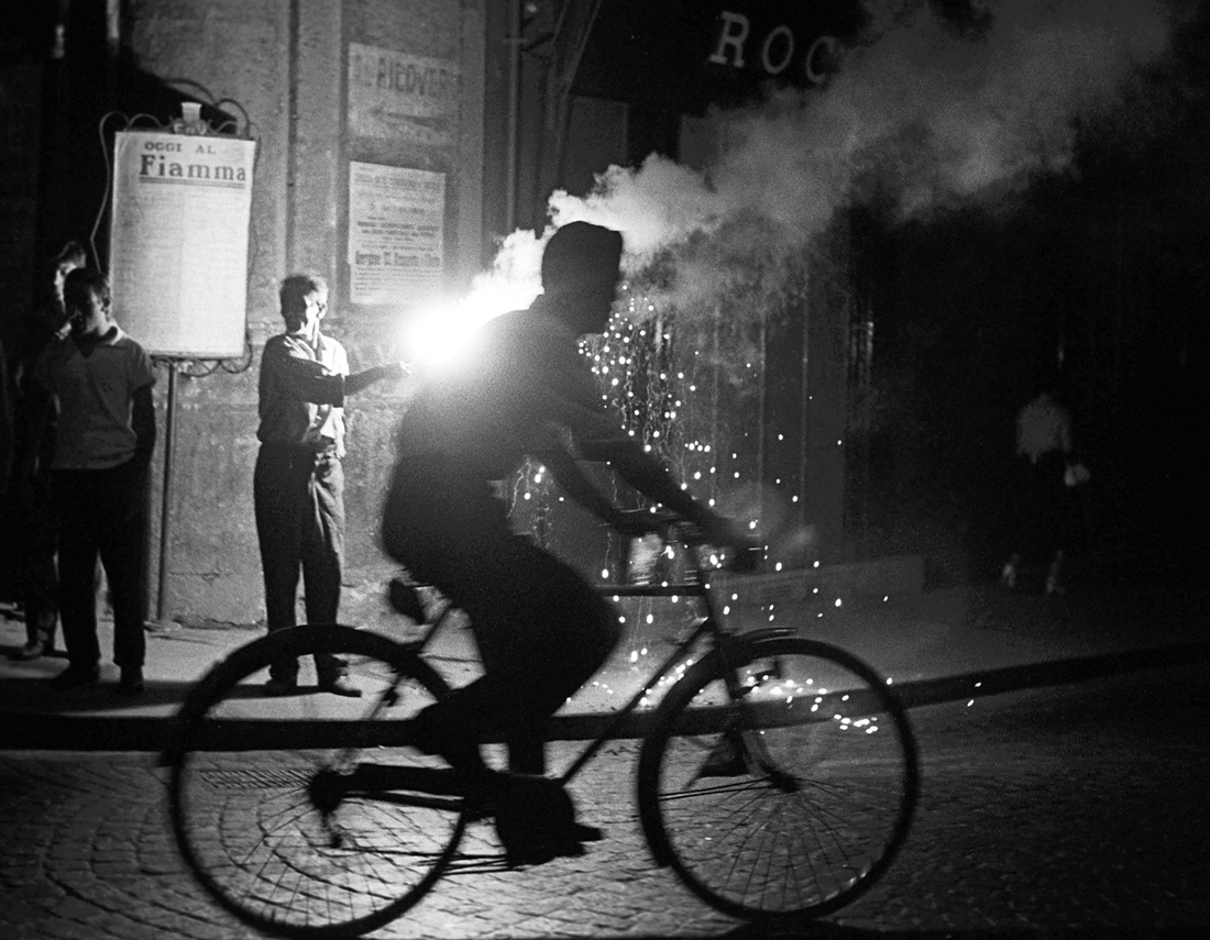 Fotó: Sabine Weiss<br />Feux de Bengale, Naples [Fires of Bengal, Naples]<br />Italie, 1955<br />Silver gelatin print<br />© Sabine Weiss