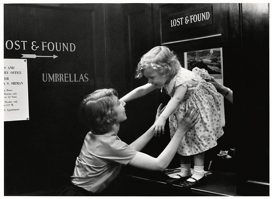 Fotó: Sabine Weiss<br />Enfant perdu dans un grand magasin, New York [Lost child in a department store, New York]<br />États-Unis [United States], 1955<br />Silver gelatin print<br />© Sabine Weiss