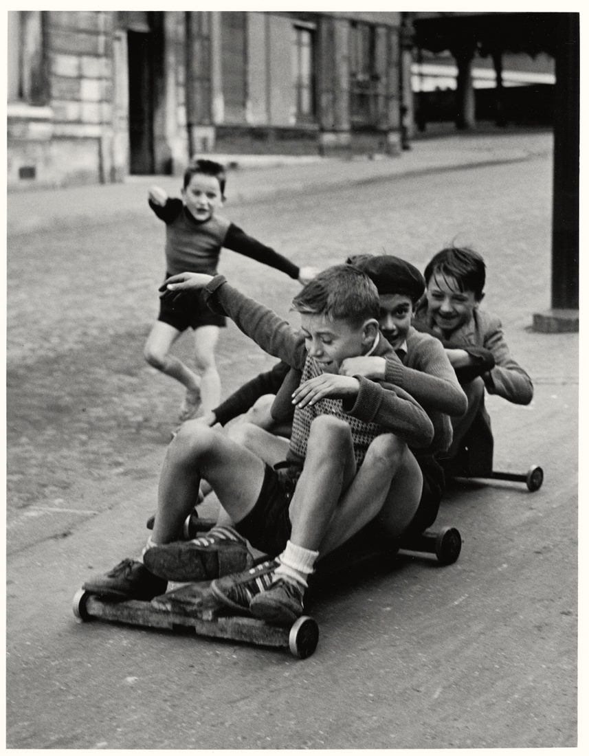 Fotó: Sabine Weiss<br />Enfants jouant, rue Edmond-Flamand [Children playing, rue Edmond-Flamand]<br />Paris, 1952<br />Silver gelatin print<br />© Sabine Weiss