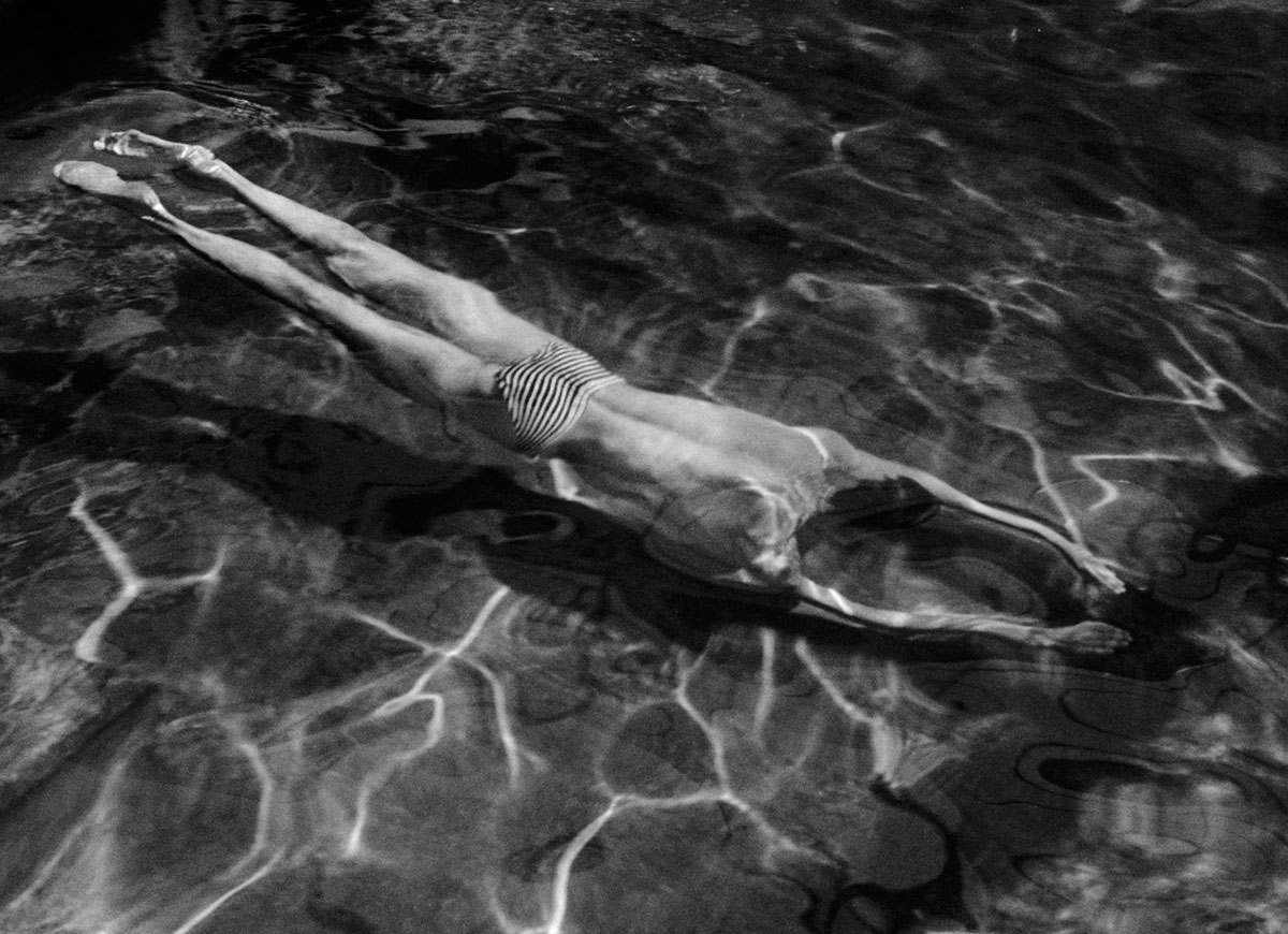 Fotó: André Kertész: Víz alatt úszó, Esztergom, 1917. augusztus/1967.  243x192 zselatinos ezüst  © André Kertész Emlékmúzeum, Szigetbecse / Magyar Fotográfiai Múzeum