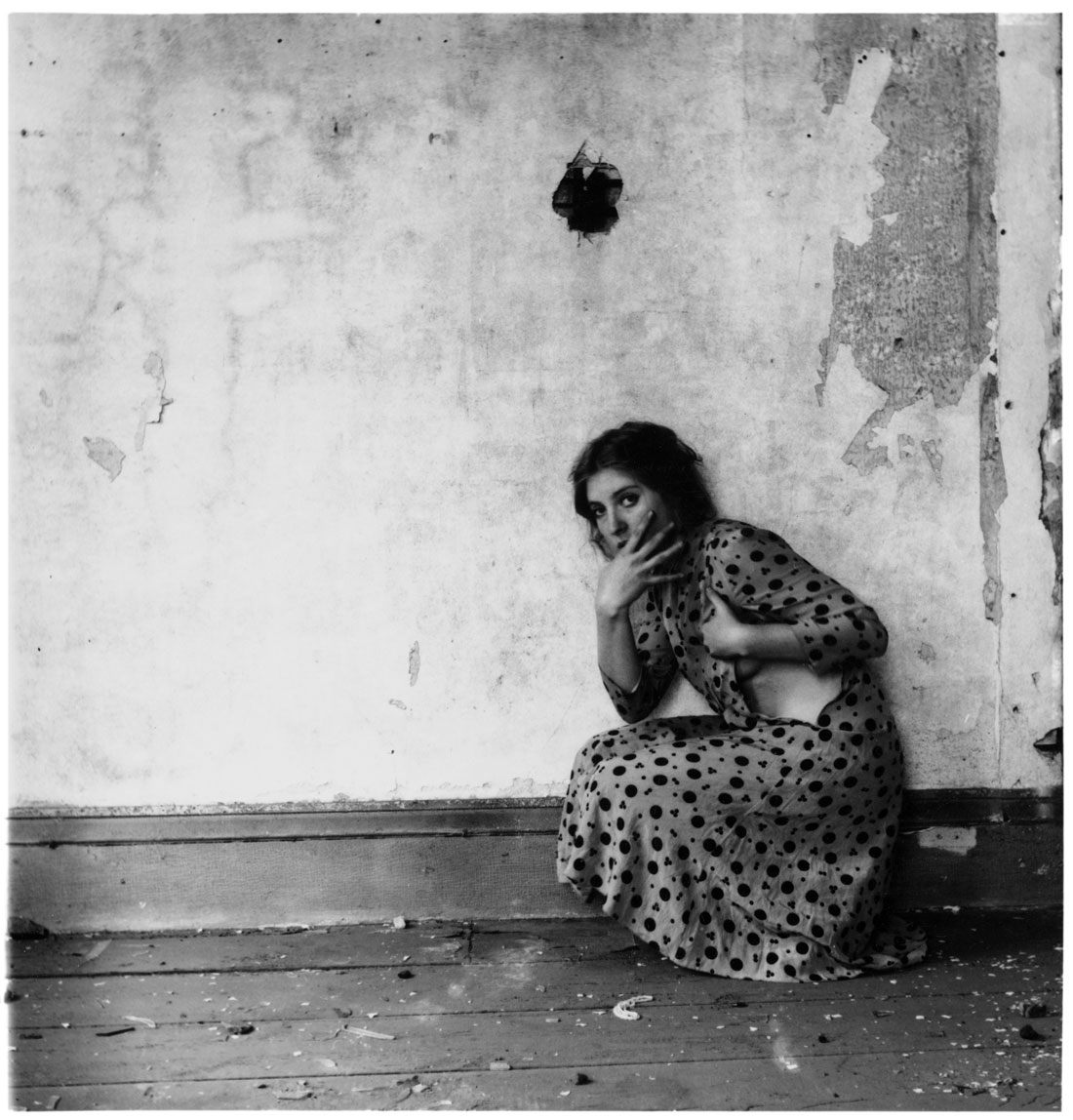 Fotó: Francesca Woodman<br />Polka Dots<br />1976<br />Providence, Rhode Island<br />© George and Betty Woodman