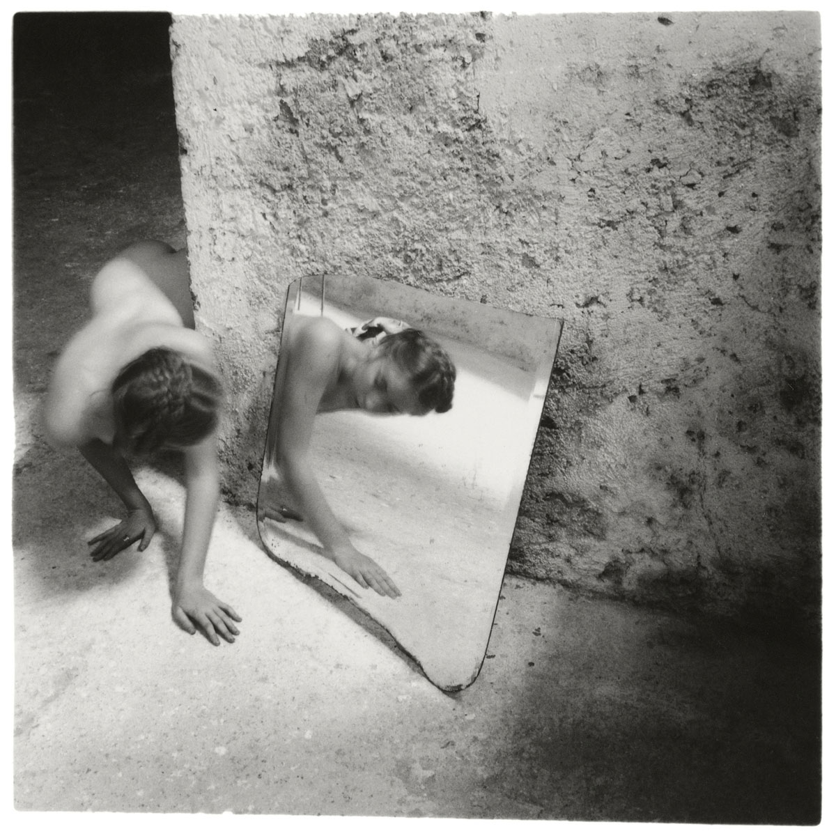 Fotó: Francesca Woodman<br />Self-deceit #1, Rome, Italy, 1978<br />© George and Betty Woodman