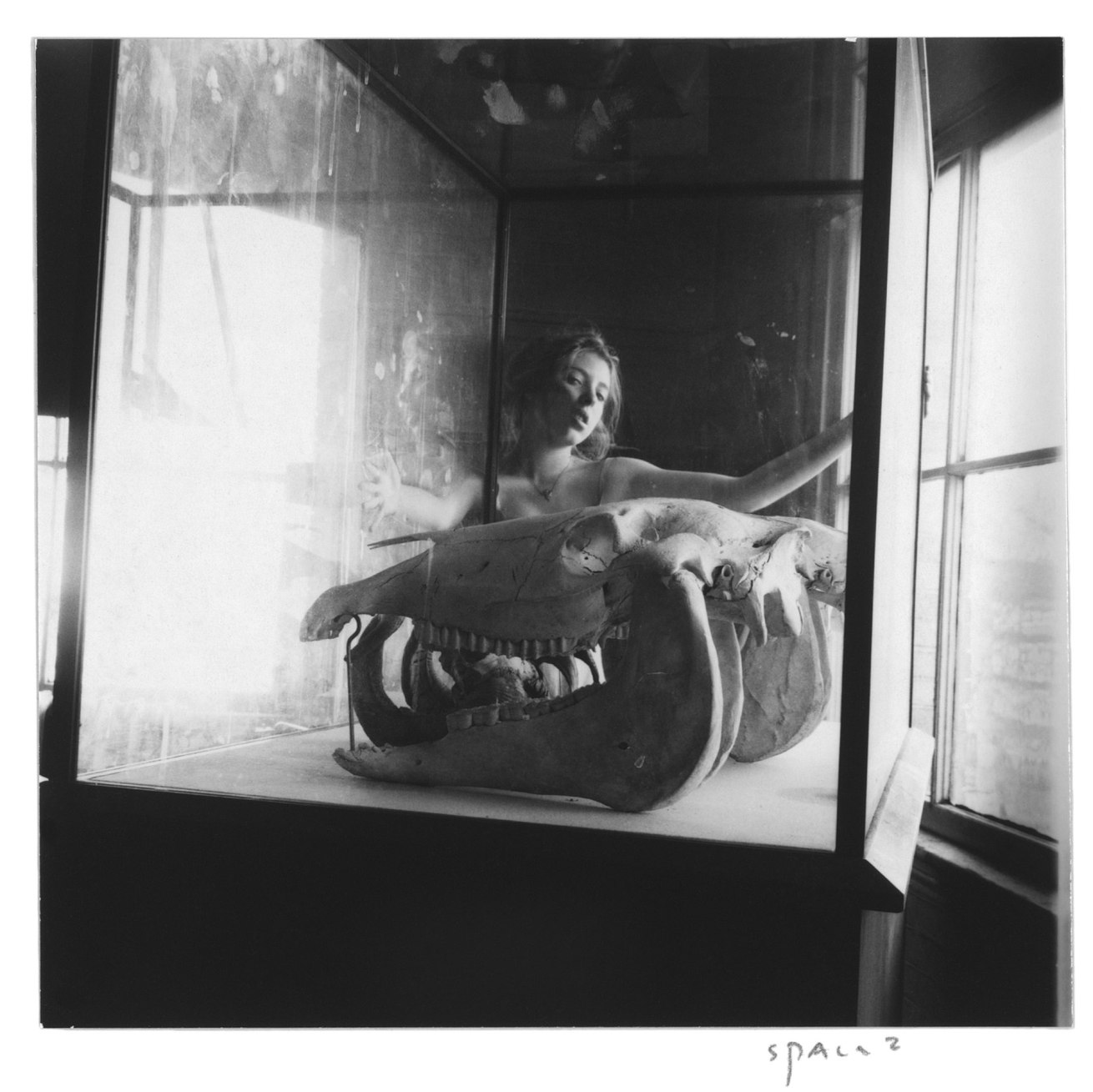 Fotó: Francesca Woodman<br />Space2, Providence, Rhode Island, 1975- 1976<br />© George and Betty Woodman