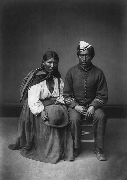 Soldado peruano y esposa.jpg