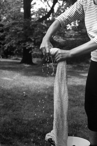 Fotó: Alfred Eisenstaedt: A betegség előrehaladtával a legegyszerűbb háztartási feladatok is gondot okozhatnak, 1959 © The LIFE Picture Collection/Getty Images