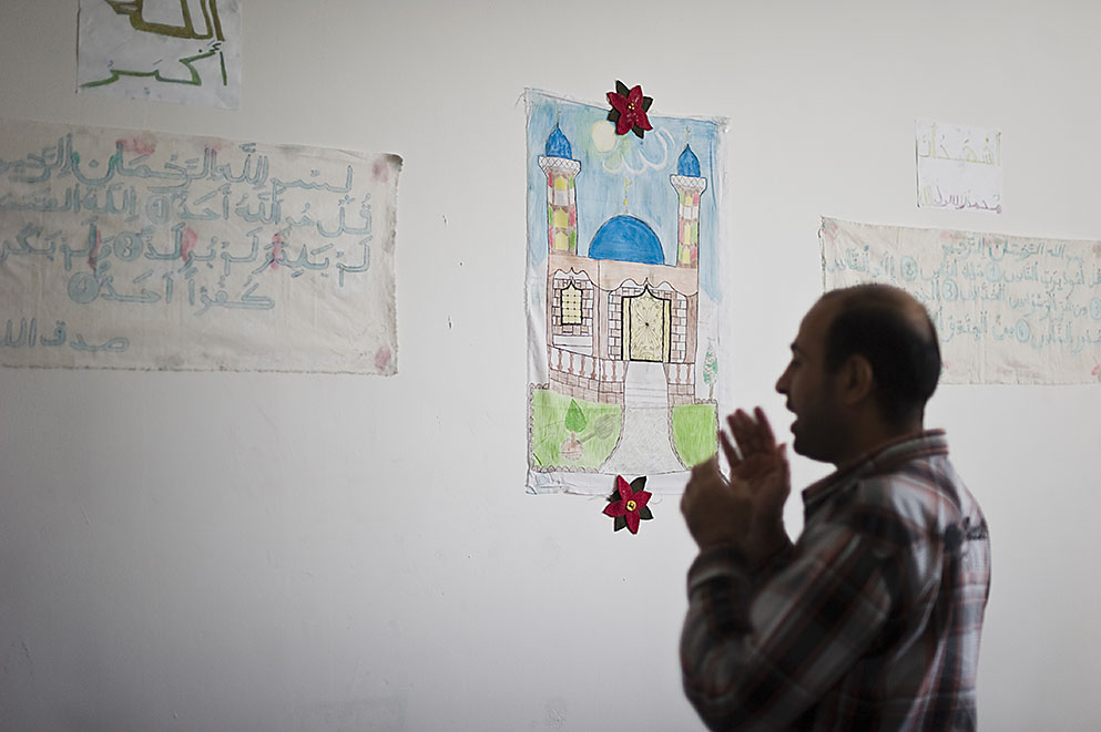 Fotó: Balázs Attila: Az imám, Altemimi Mehdi Saleh, Irakból érkezett ügyfél imádkozik a Szabolcs-Szatmár-Bereg megyei Őrzött Szálláshely imatermében, Nyírbátorban, 2012<br />