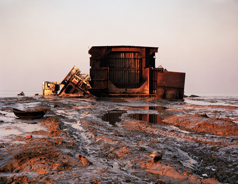 Fotó: Edward Burtynsky<br />Shipbreaking # 1, Chittagong, Banglades, 2000,<br />