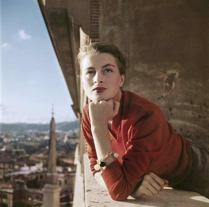 1_capa_capucine_french_model_and_actress_on_a_balcony.jpg