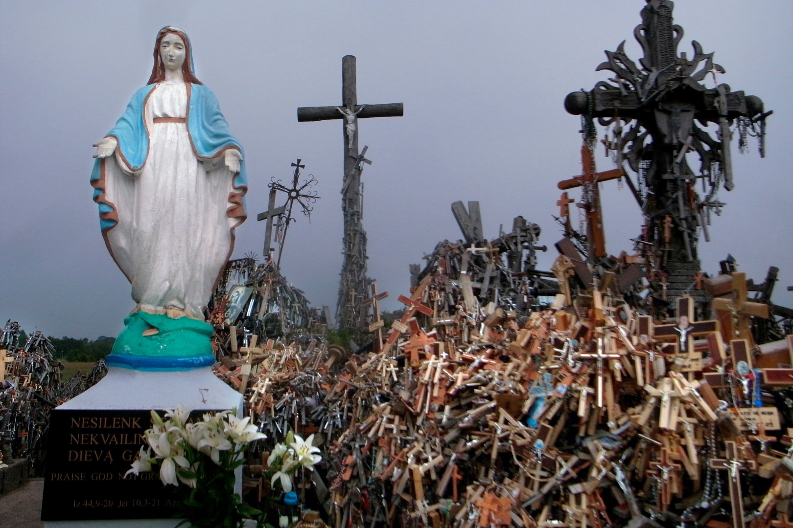 Fotó: Erdei Krisztina, Keresztek hegye, Litvánia [Antiglamour 64 (sorozat)] I Hill of Crosses, Lithuania [Antiglamour 64 (series)], 2011 © Erdei Krisztina