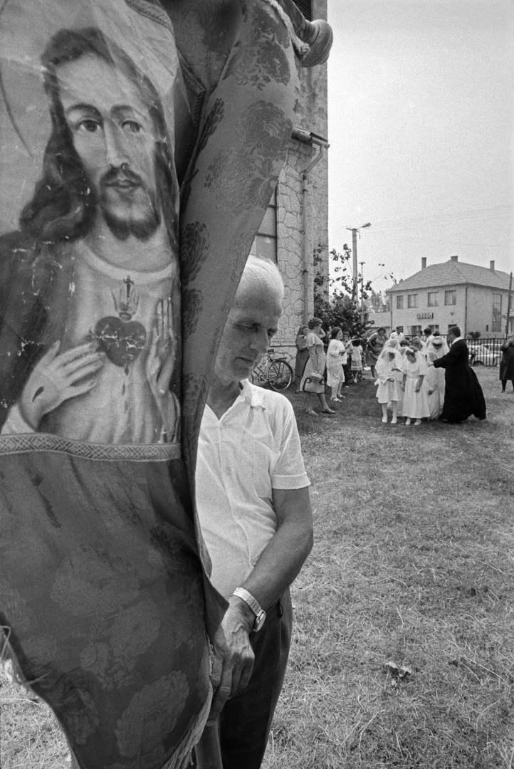 Fotó: Korniss Péter, Úrnapi körmenetben (A vendégmunkás sorozat) I At the Corpus Christi Procession (The Guest Worker series), 1983 © Korniss Péter/Courtesy of Várfok Galéria