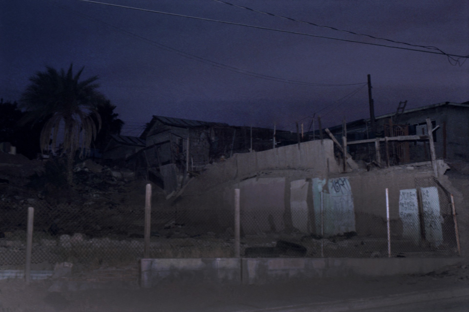 Fotó: Koleszár Adél: Lakóház a sivatagban, részlet Az erőszak sebei című sorozatból