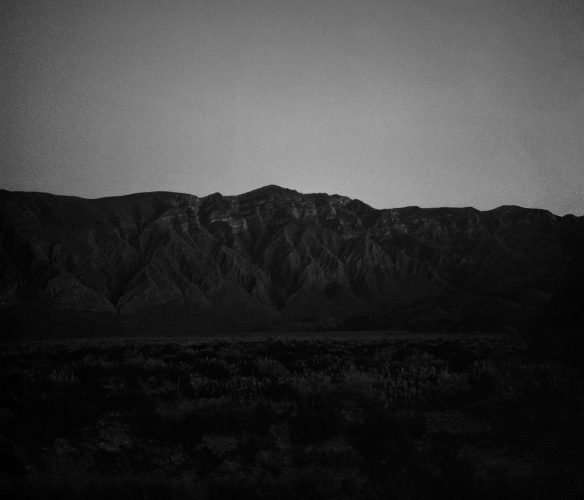Fotó: Koleszár Adél: Sötétedés a torreoni sivatagban, részlet Az erőszak sebei című sorozatból