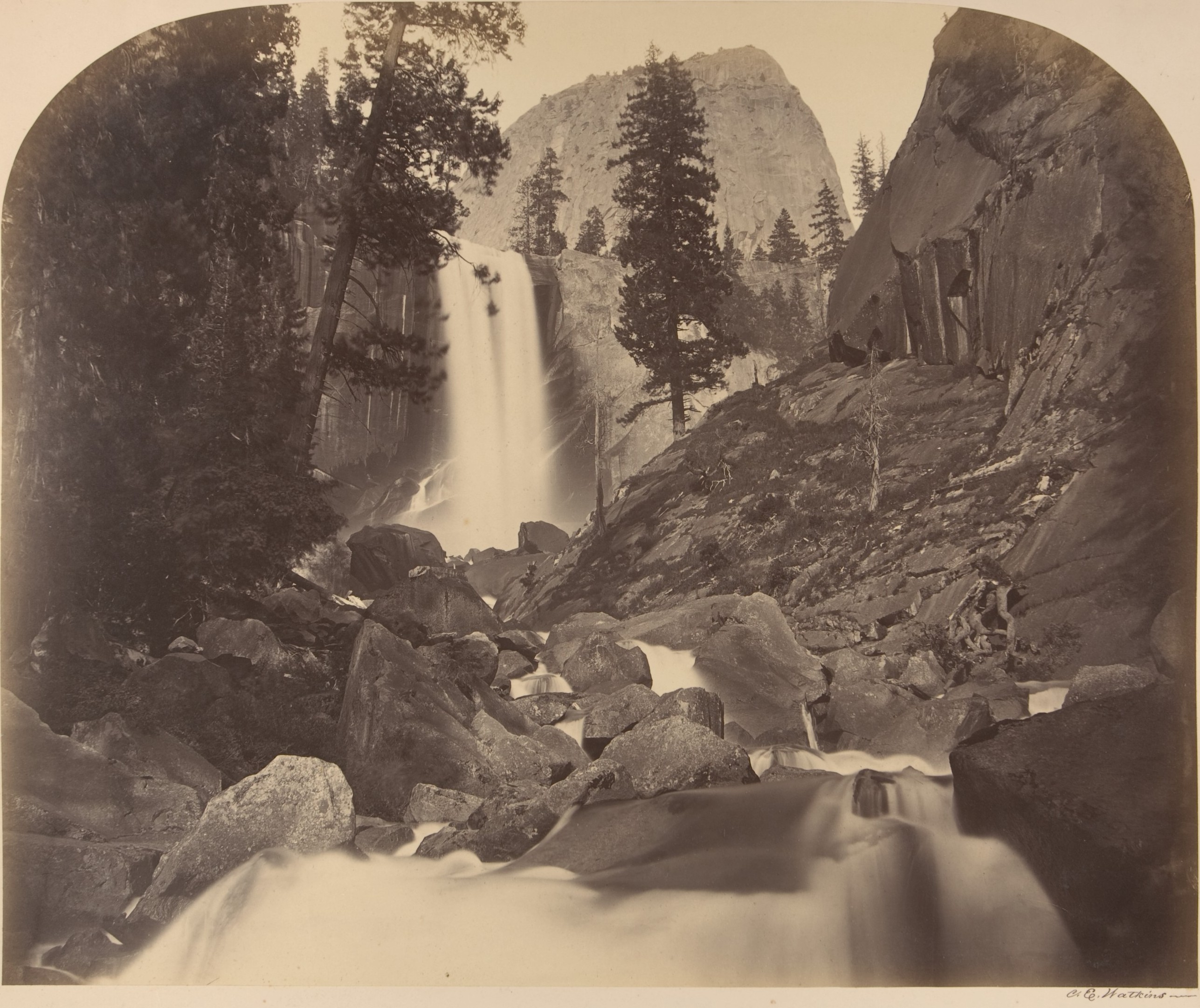 Fotó: Carleton Watkins: Mt. Broderick in Distant Centre, Piroyac, Falling Chrystals, Vernal Fall, 1861 © Carleton Watkins / The Metropolitan Museum of Art