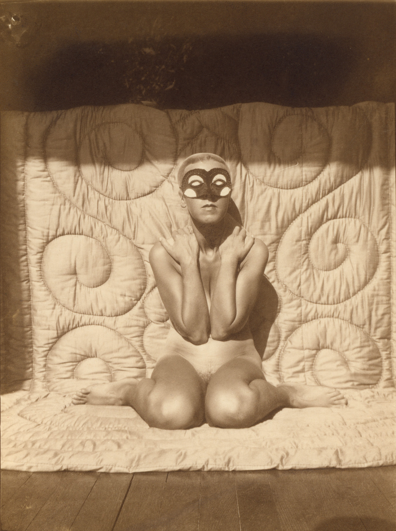 Fotó: Claude Cahun: Self-portrait (kneeling, naked, with mask), c. 1928 © Jersey Heritage Collections