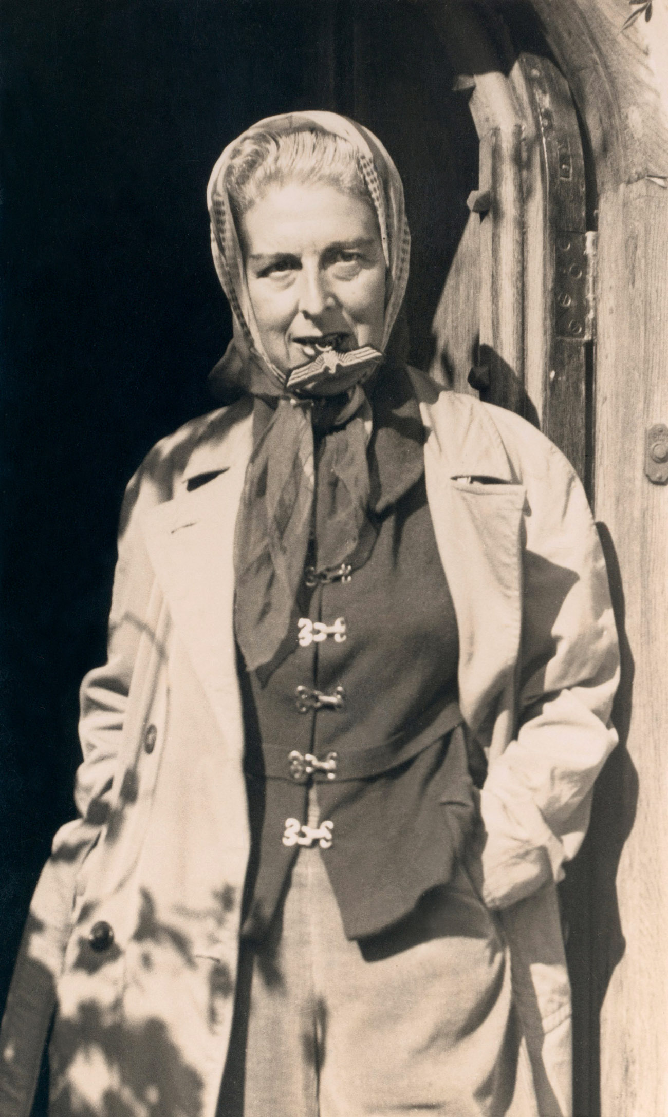 Fotó: Claude Cahun: Self-portrait (with Nazi badge between her teeth), 1945<br />Photograph – Courtesy of the artist