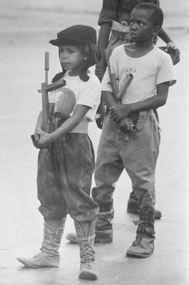 Fotó: Clive Limpkin: Angolai gyerekkatonák, 1976. © Clive Limpkin