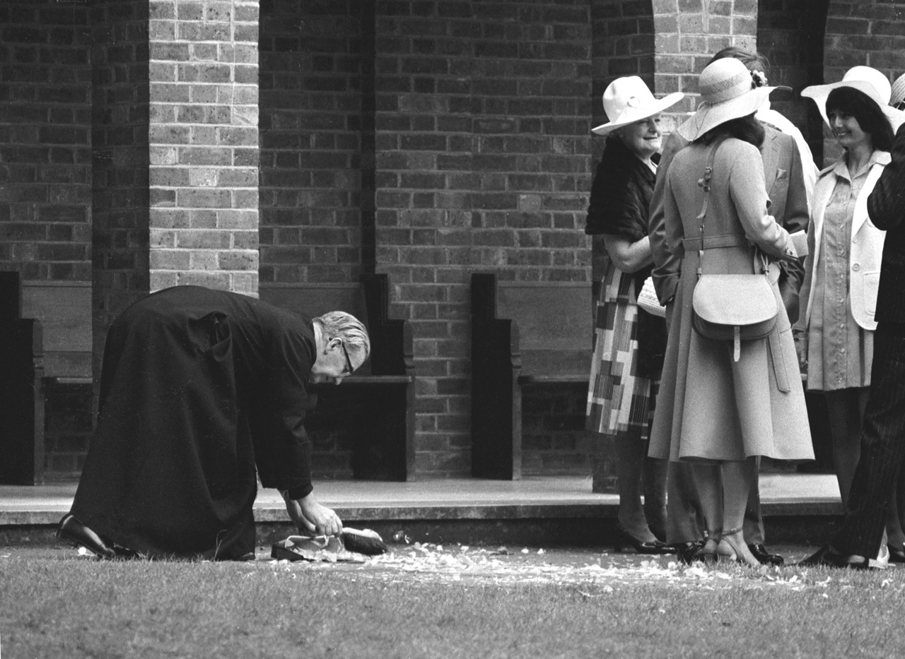 Fotó: Clive Limpkin: Konfetti takarítás, Surrey, Anglia, 1971. © Clive Limpkin