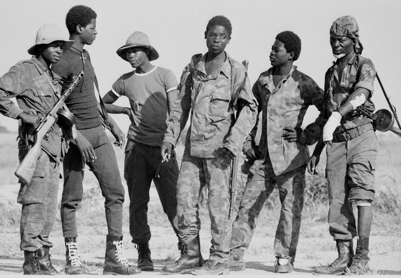 Fotó: Clive Limpkin: Angolai Népi Felszabadítási Mozgalom katonái a déli fronton, 1976. február © Clive Limpkin