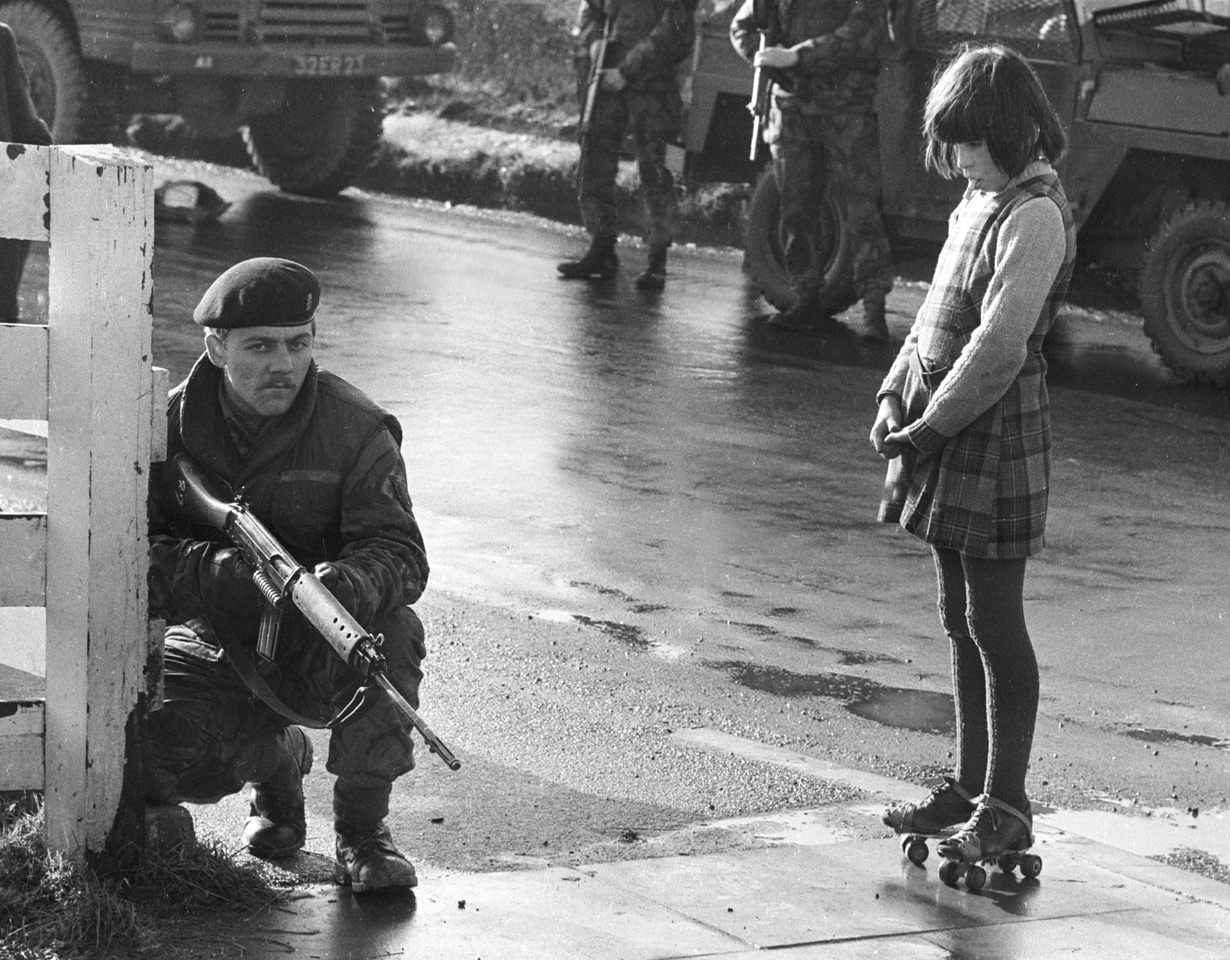 Fotó: Clive Limpkin: Katonai őrjárat, Észak-Írország, c. 1971 © Clive Limpkin