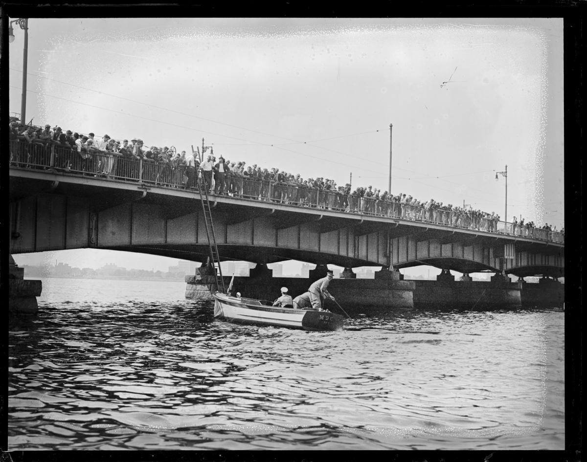 Fotó: Leslie Jones: Egy öngyilkosságot elkövető férfi hulláját emelik ki a Harward-híd közelében, Boston © Boston Public Library / Leslie Jones Collection