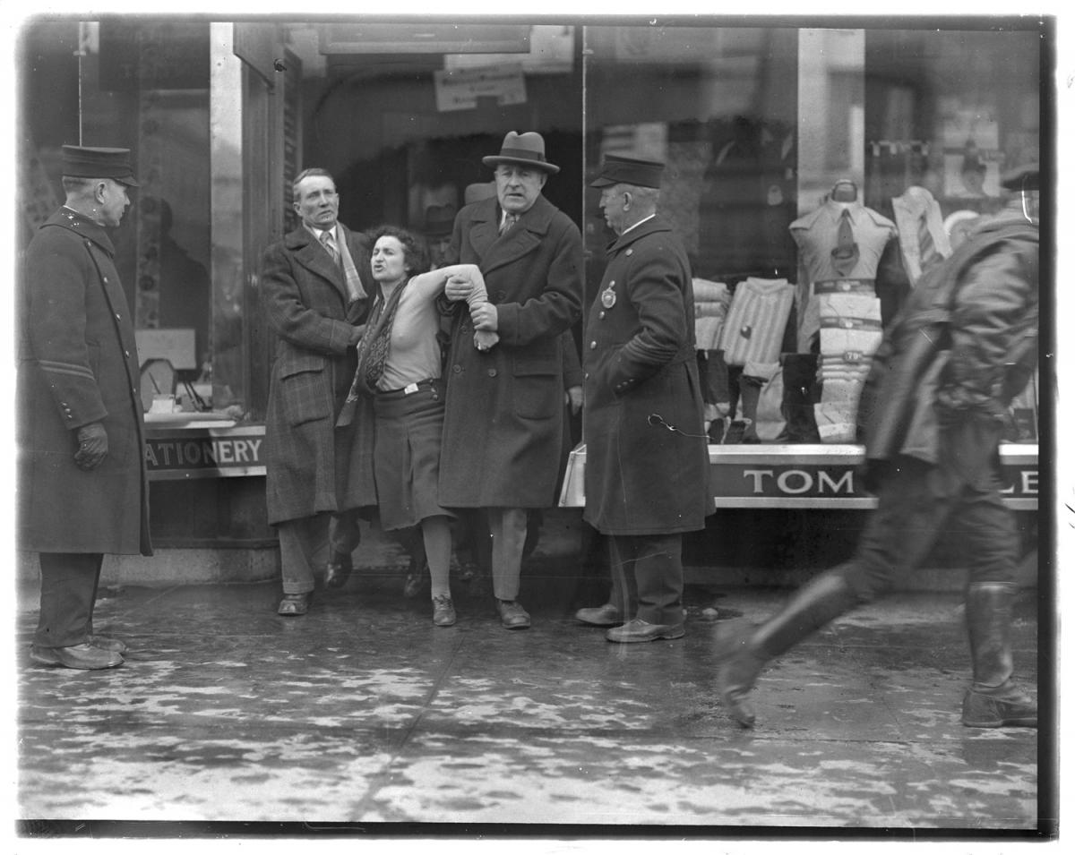 Fotó: Leslie Jones: Edith Berkman letartóztatása, Boston © Boston Public Library / Leslie Jones Collection